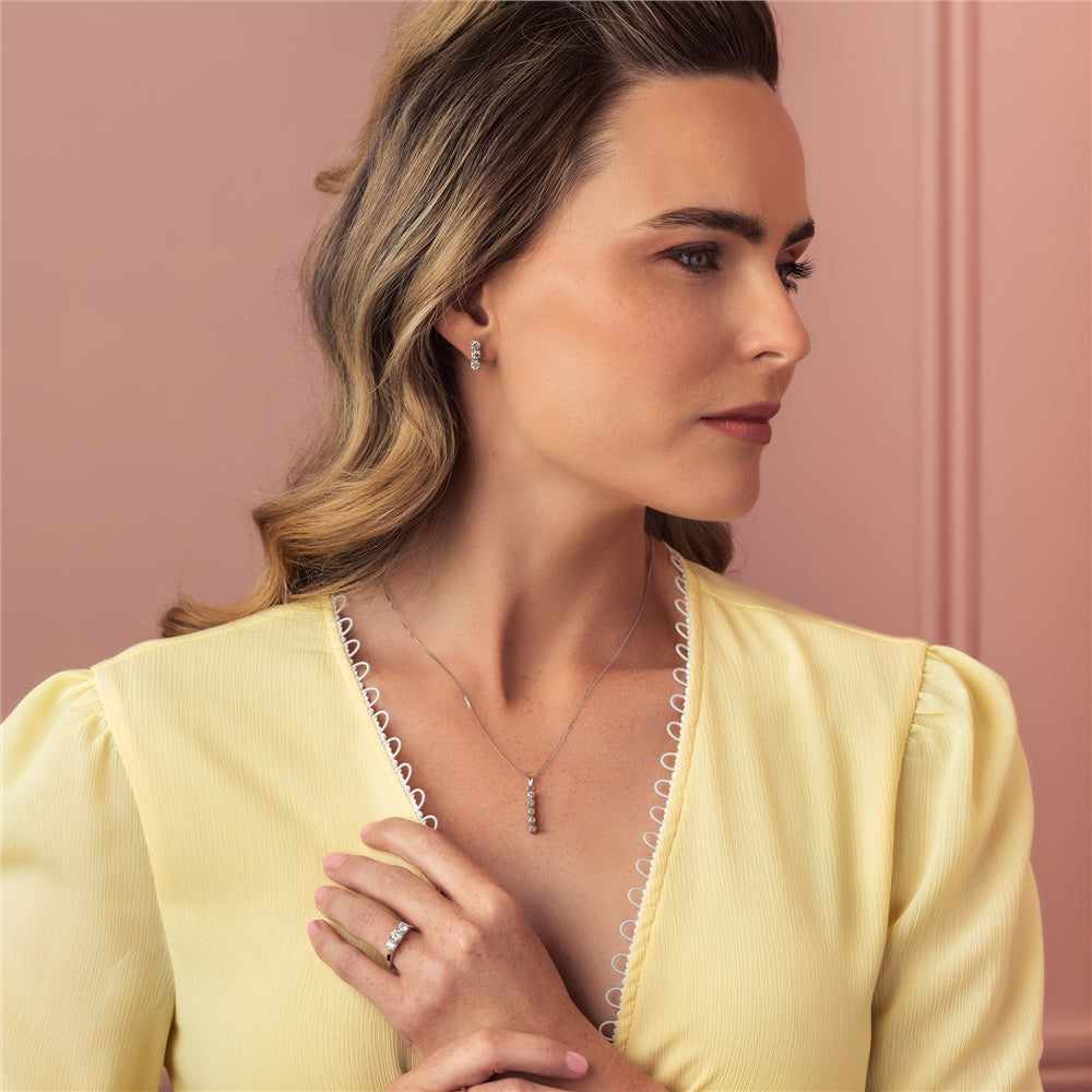 18ct White Gold Graduated 3 Stone Diamond Ring