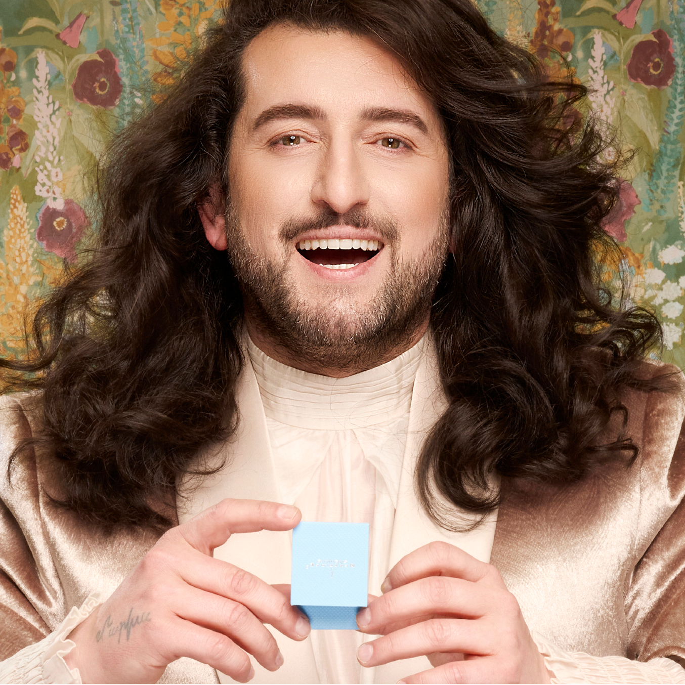 HomePage_Art_of_Gifting_A_650x650_61c4bf87-dcd4-4f54-9309-fcce68d69cbd.png